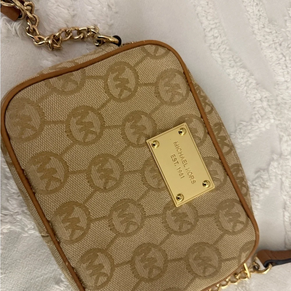 Michael Kors Tan Gold Crossbody Bag with Luxurious Appeal